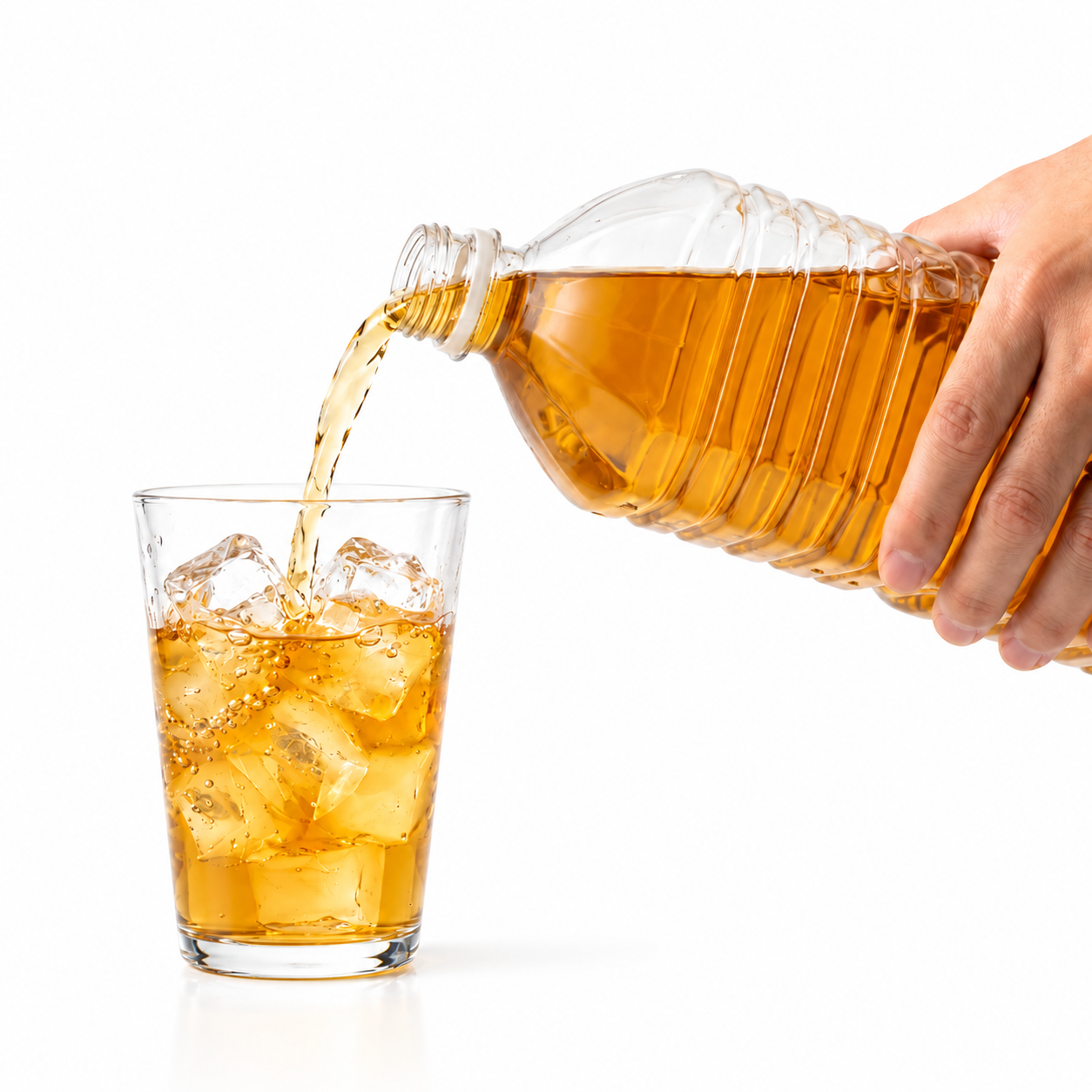 2Lのペットボトルから氷入りグラスへ透明な黄褐色のお茶を注ぐ様子