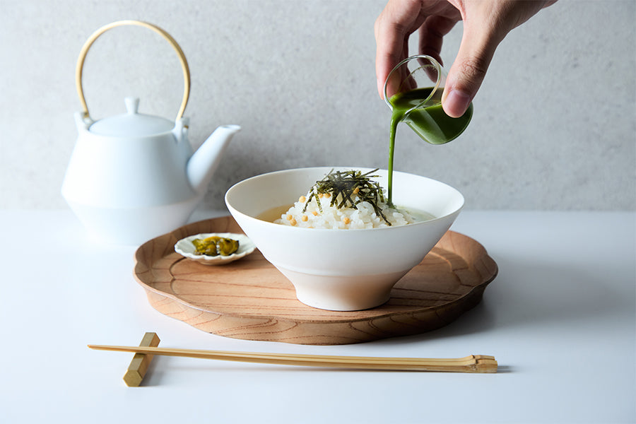 ごはんに挽き茶を振りかけて仕上げるお茶漬け
